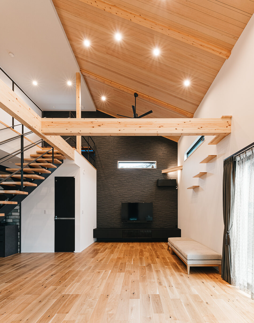 堤・勾配天井の家